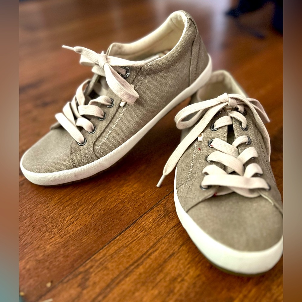 Taos Women’s Light Olive/ tan and Cream Shoes